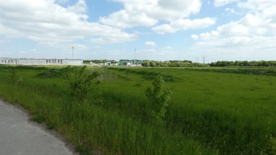 Abschnitt zwei des Gewerbeparks schließt südlich an den bereits bebauten Bereich an. In Hintergrund sind die Tankstelle, eine Firmenhalle und das Symbol des benachbarten Schnellrestaurants zu sehen. (Foto: Karl-Heinz Gisbertz)