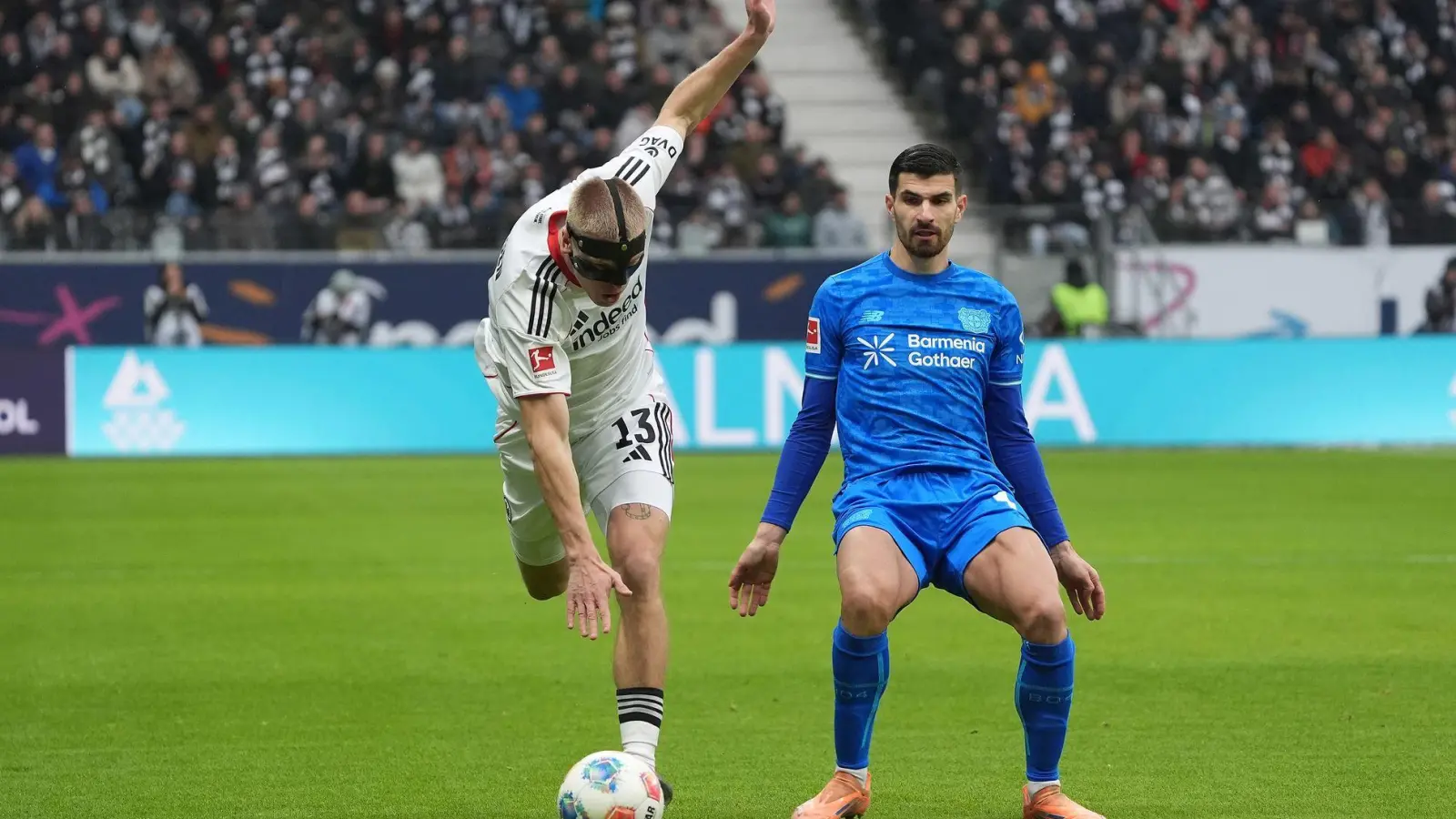 Eintracht Frankfurt und Rasmus Kristensen (l) sind weiter am Straucheln. (Foto: Marc Schüler/dpa)