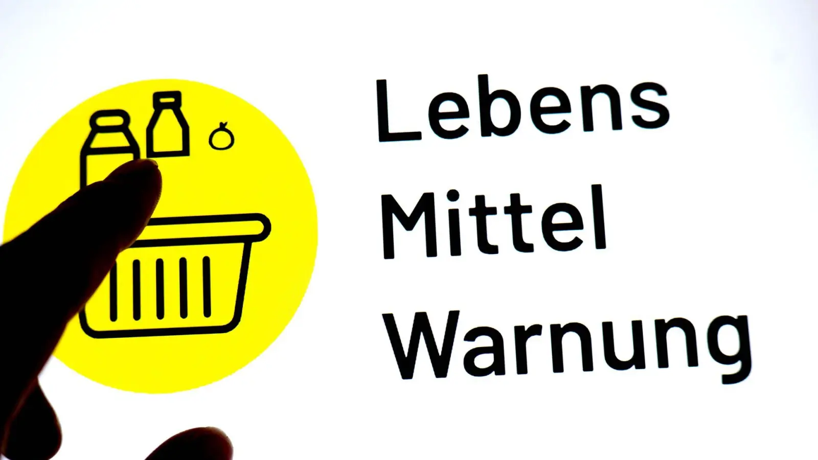 Betroffen sind mehrere Chargen des Produkts Edeka Bio Wildheidelbeeren tiefgefroren in einer 300-Gramm-Packung. (Symbolbild) (Foto: Sina Schuldt/dpa)