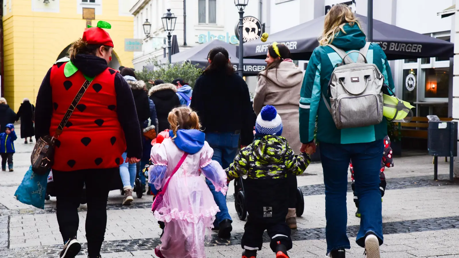 Vom Stadthaus in der Ansbacher Innenstadt ziehen die jungen Narrinnen und Narren in Richtung Onoldiasaal. Dort ging das bunte Treiben erst richtig los. (Foto: Irmeli Pohl)
