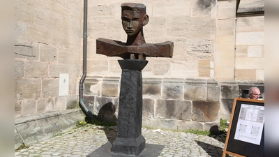 Die Skulptur Gordian IX aus dem Gordian-Zyklus von Dietrich Klinge steht am Münster St. Georg. Die Oberflächenstruktur spiegelt das Material des Grundmodells Holz. (Foto: Martina Kramer)