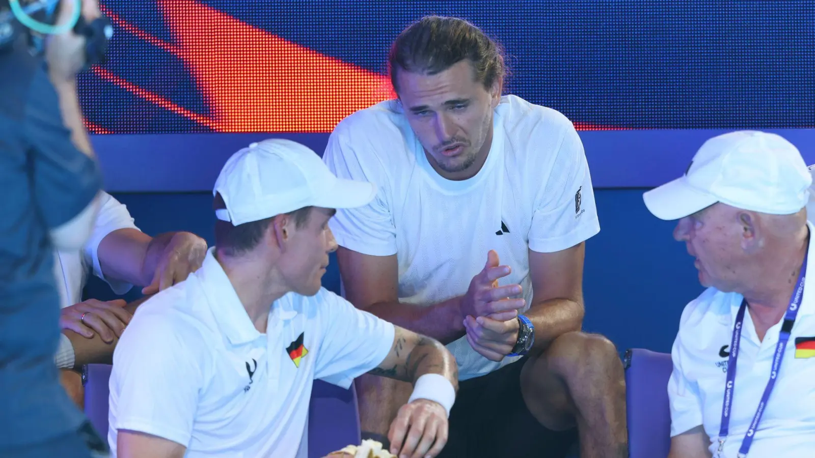 Alexander Zverev konnte wegen einer Verletzung beim Viertelfinale des United Cups nur zuschauen. (Foto: Trevor Collens/AP/dpa)