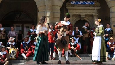 Wurde die Stadt tatsächlich errettet, weil Altbürgermeister Nusch einen Humpen mit 3,25 Litern Wein auf Ex zu leeren vermochte? Bei einer Spielszene am Sonntag auf dem Marktplatz schildert Kellermeister Balthasar Reimer unter permanenter Rebensaftzufuhr seine spezielle Sicht auf die Dinge. Diese Form der Ironisierung der todernst-dramatischen Festspielhandlung gehört zu den Neuerungen des Veranstaltungsprogramms. (Foto: Jürgen Binder)