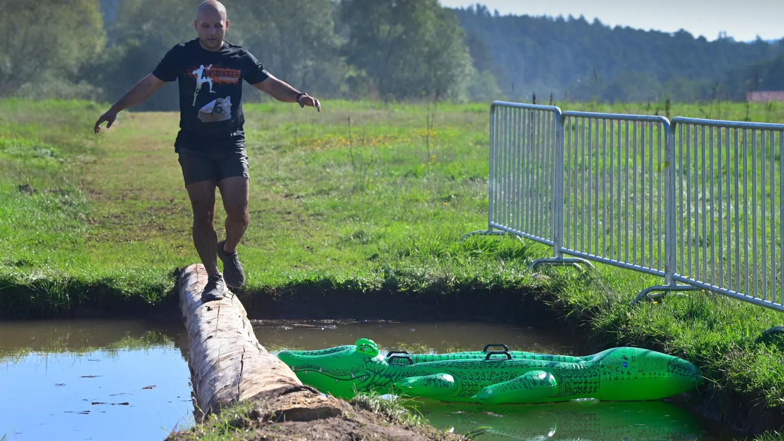 Durch Wasserlöcher und andere Hindernisse hindurch mussten sich die Teilnehmer des „Ansbogger Challenge Fun Run” kämpfen. (Foto: Jim Albright)