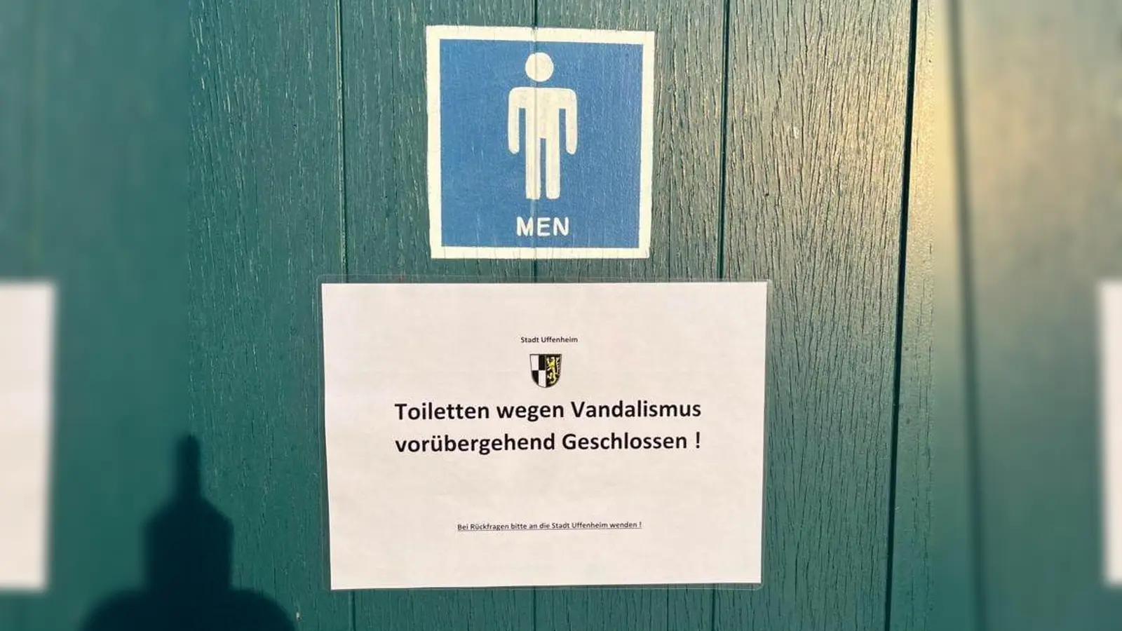 Obwohl die Stadt die öffentlichen Toiletten bereits schließen ließ, hören die Zwischenfälle einfach nicht auf. Diesmal haben Unbekannte die Tür eingetreten. (Foto: Thomas Siebert)