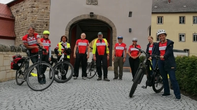 Die Vertreter der Kommission gingen selbst auf Radl-Tour durch Herrieden. Hier ein Foto der Vorbereisung mit Bürgermeisterin Dorina Jechnerer (rechts). (Foto: Stadt Herrieden)