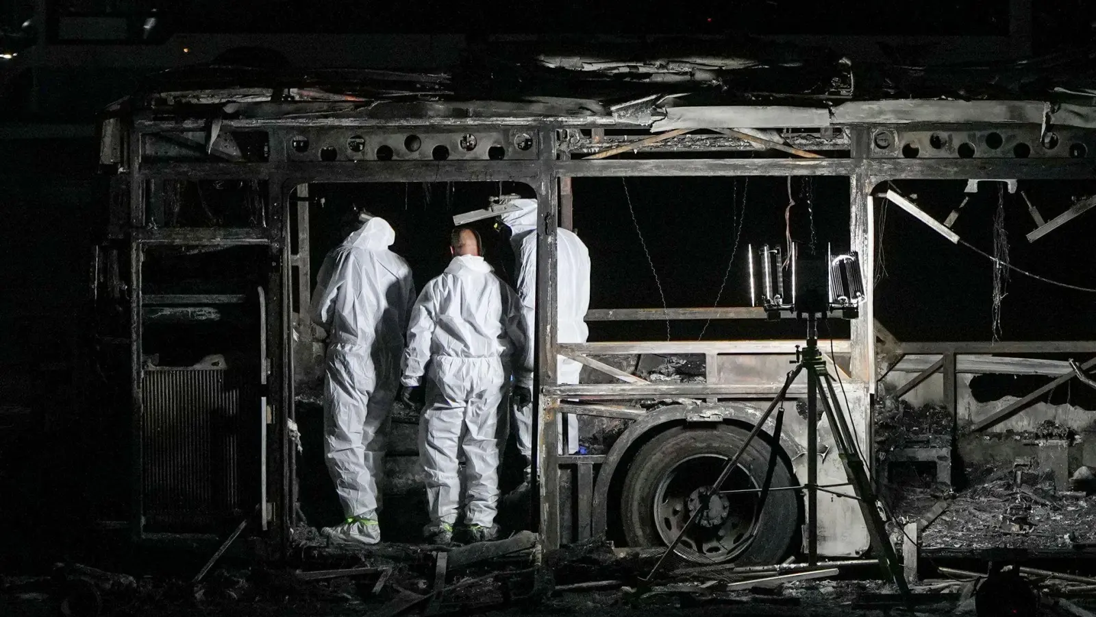 Israels Polizei spricht nach den Bus-Explosionen von einem „mutmaßlichen Terroranschlag“. (Foto: Ohad Zwigenberg/AP/dpa)