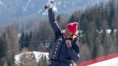 Erstes deutsches Gold: Anna-Lena Forster mit ihrer Medaille. (Foto: Philipp von Ditfurth/dpa)