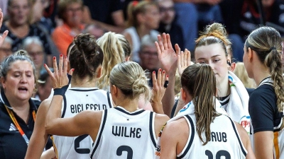 Jubel bei Deutschlands Basketballerinnen nach dem ersten Sieg. (Foto: Andreas Gora/dpa)
