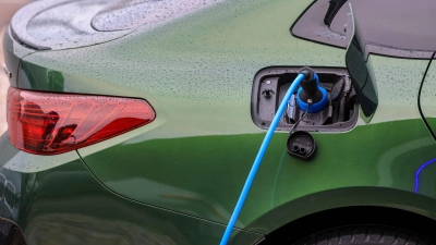 Die neue Bundesförderung für Elektroautos kann jetzt beantragt werden (Archivbild). (Foto: Jan Woitas/dpa)