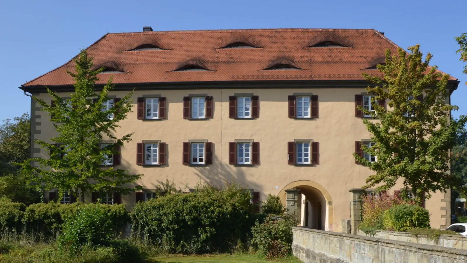 Gleich zwei Arztpraxen in diesem Gebäude, dem Schloss von Burghaslach, wurden im April 2022 aufgebrochen. Auch das wird dem angeklagten Duo angelastet (Foto: Johannes Zimmermann)