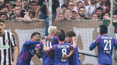 Die Mainzer bejubeln den Treffer zum 1:0 in Hamburg.  (Foto: Christian Charisius/dpa)