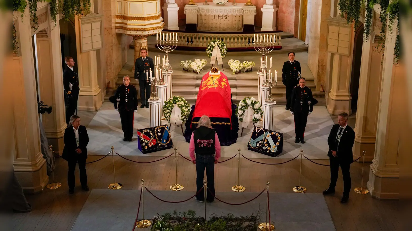 Viele Norwegerinnen und Norweger wollen sich am Sarg von König Harald V. verabschieden. Bis zum Tag vor dessen Begräbnis können sie das in der Schlosskapelle tun.  (Foto: Fredrik Varfjell/NTB/dpa)