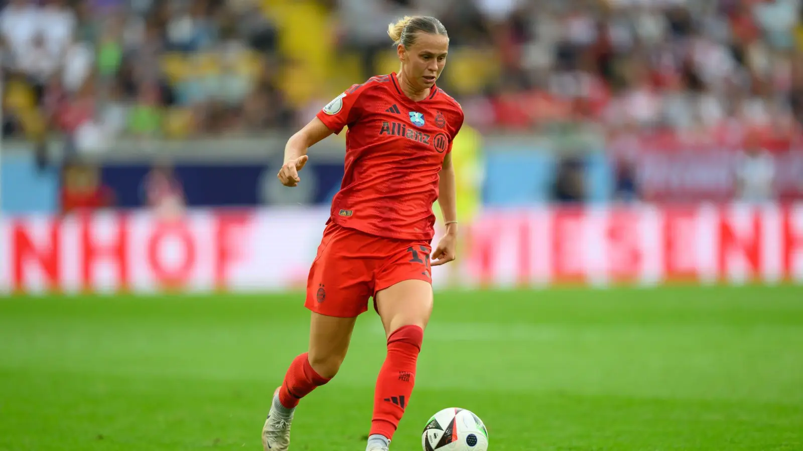 Bayerns Klara Bühl trifft per Doppelpack beim Sieg gegen RB Leipzig.  (Foto: Robert Michael/dpa)