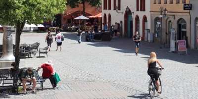 Den Martin-Luther-Platz und den Johann-Sebastian-Bach-Platz hatte die CSU in ihrem Antrag mit Blick auf das Fahrradfahren in der Fußgängerzone ausgeklammert. (Foto: Thomas Schaller)