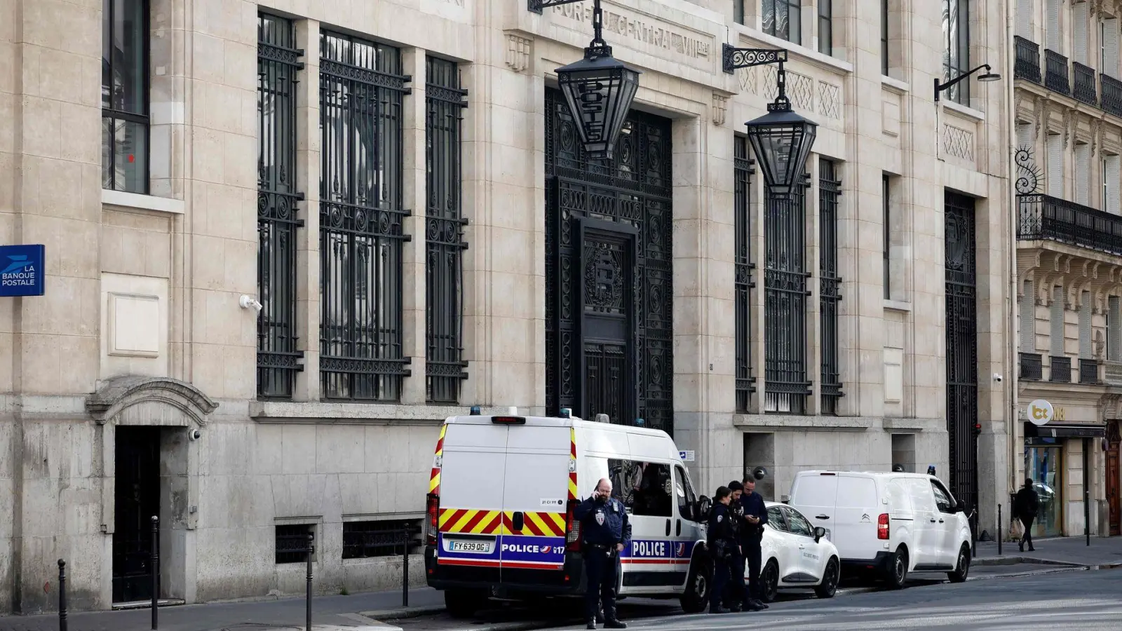 Nach einem Anschlagsversuch auf eine US-Bank in Paris ermittelt die Anti-Terrorstaatsanwaltschaft. (Foto: Sebastien Dupuy/AFP/dpa)