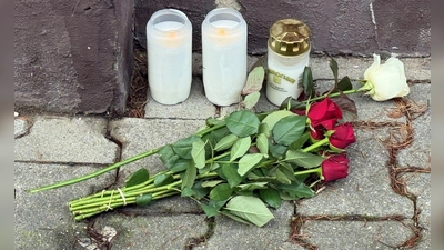 Am Tatort wurden Kerzen und Blumen abgelegt. (Foto: Thorsten Kremers/Thorsten Kremers/dpa/dpa)