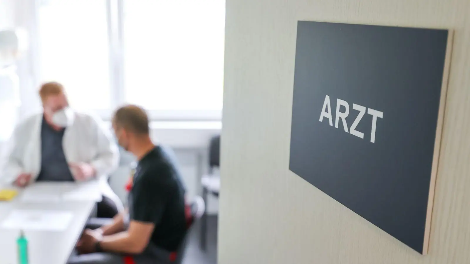 Gesundheitschecks und Impfungen im Betrieb sparen Zeit und Wege, da sie flexibel in den Arbeitsalltag integriert werden können. (Foto: Jan Woitas/dpa/dpa-tmn)