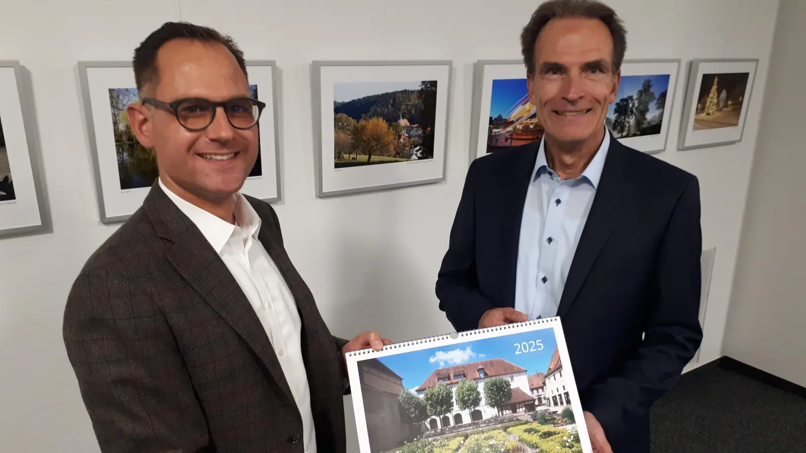 Sie präsentierten den neuen Wandkalender: Vorsitzender Michael Gebhard (links) und Fotograf Ralf Hanisch. (Foto: Wolfgang Heilig-Achneck)