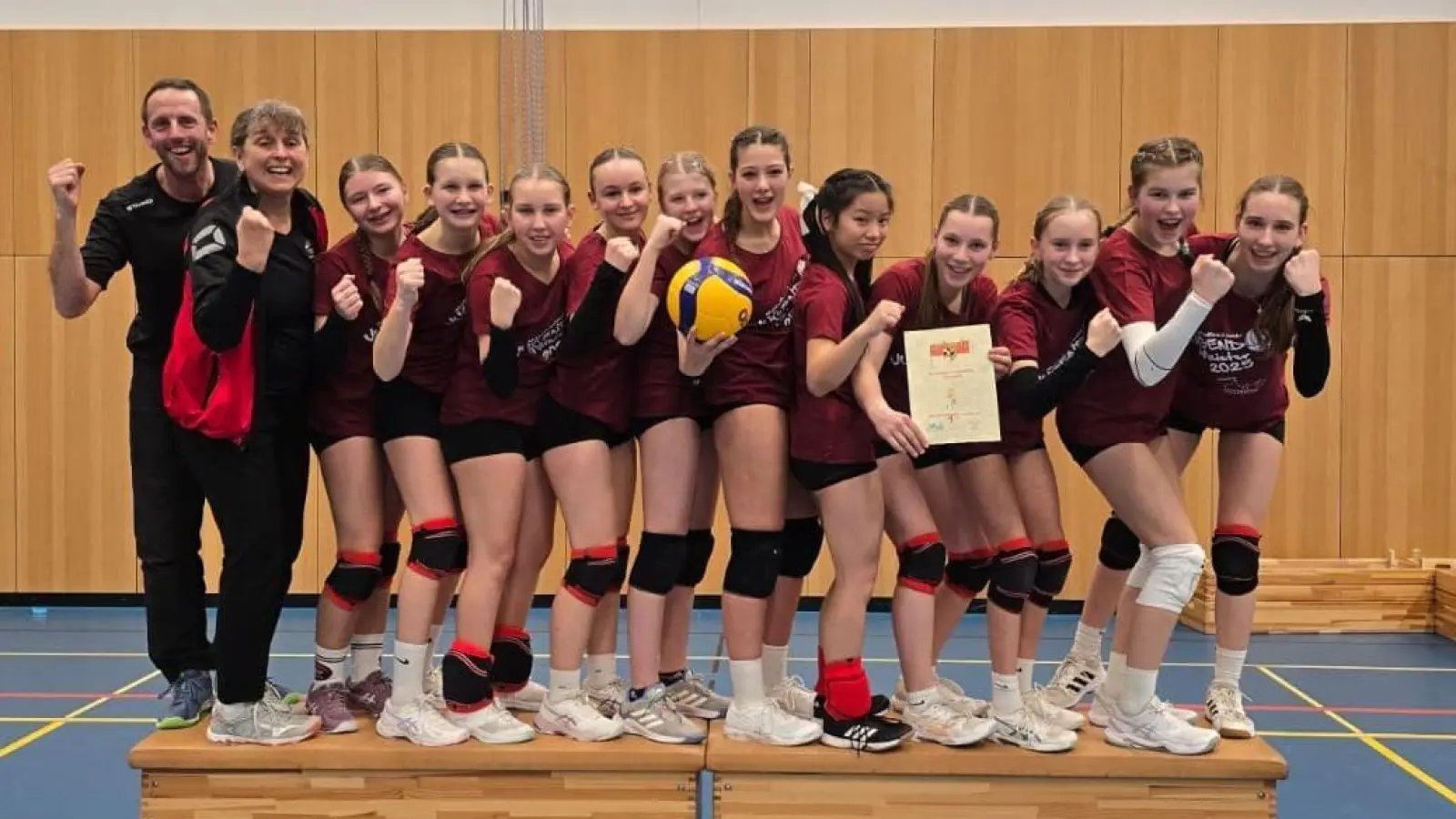 Die U16 des TSV Ansbach, von links: Trainer Stefan Stern, Trainerin Birgit Botsch, Isabelle Oelschlegel, Marlies Korder, Diana Pasin, Isabell Stern, Hanna Ludwig, Rebecca Böhm, Thien An Nguyen, Emma Dittrich, Antonia Metzner, Eva Schäfer, Laura Talkovski. (Foto: Norbert Dietrich)