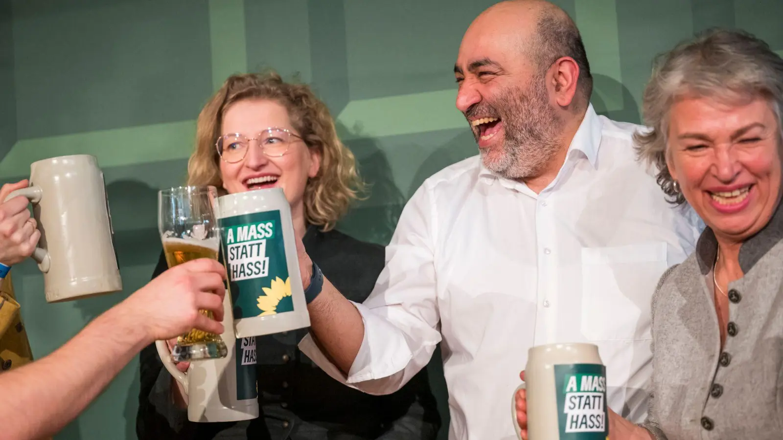 Beim Politischen Aschermittwoch war die Welt der Grünen noch weitgehend in Ordnung - nun hat die Bundesspitze der Partei wegen der schlechten Wahlergebnisse die Notbremse gezogen. (Archivbild) (Foto: Daniel Vogl/dpa)