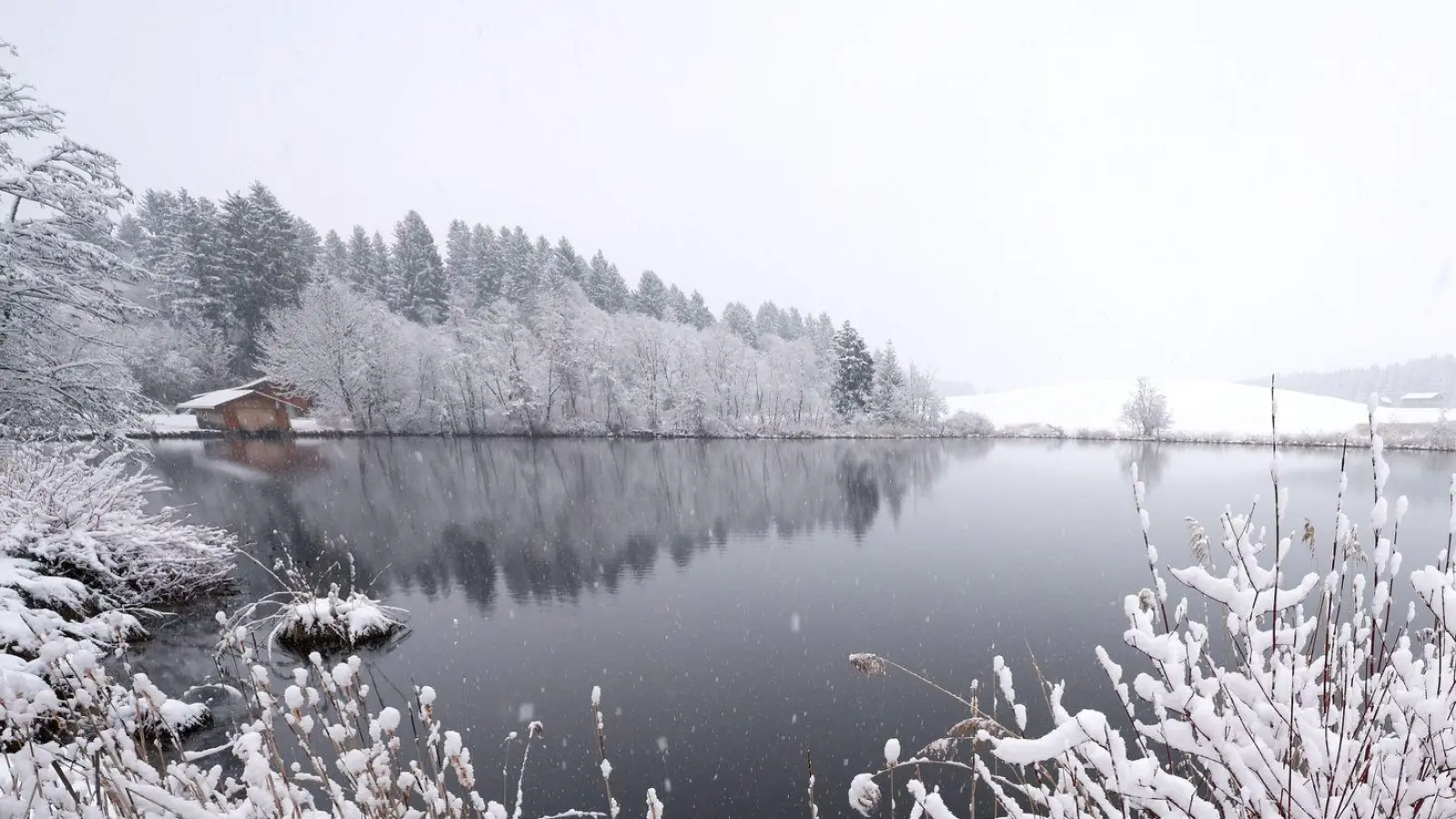 Insbesondere in den Alpen erwartet der Wetterdienst Neuschnee.  (Foto: Karl-Josef Hildenbrand/dpa)