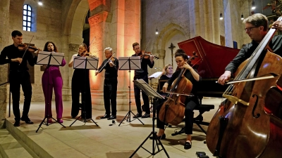 Zum Freundschaftsensemble bei Vivaldis „Jahreszeiten” vereint (von links): Viktor Stenhjem (Violine), Dorothee Oberlinger (Blockflöte, Leitung), Franziska Hölscher (Violine, Leitung + künstlerische Leiterin Fränkischer Sommer), Adrian Bleyer (Violine), David Schreiber (Viola), Olga Watts (Cembalo), Ursina Maria Braun (Violoncello) und Peter Schlier (Kontrabass); (Foto: Elke Walter)