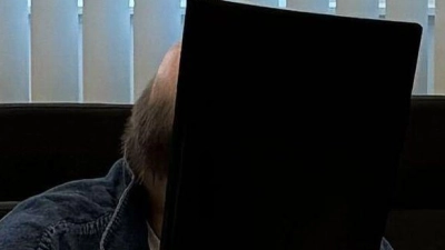 Über Jahre soll der Angeklagte unter anderem seine Stieftochter sexuell missbraucht haben.  (Foto: Marie Frech/dpa)