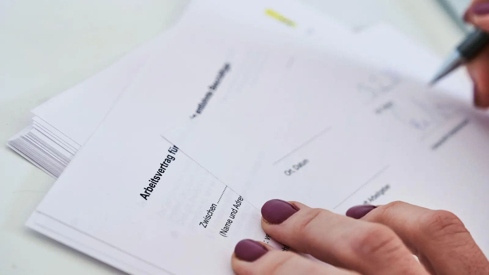 Arbeitnehmerinnen und Arbeitnehmer in Deutschland sollen verstärkt befristet eingestellt werden dürfen. (Symbolbild) (Foto: Annette Riedl/dpa)