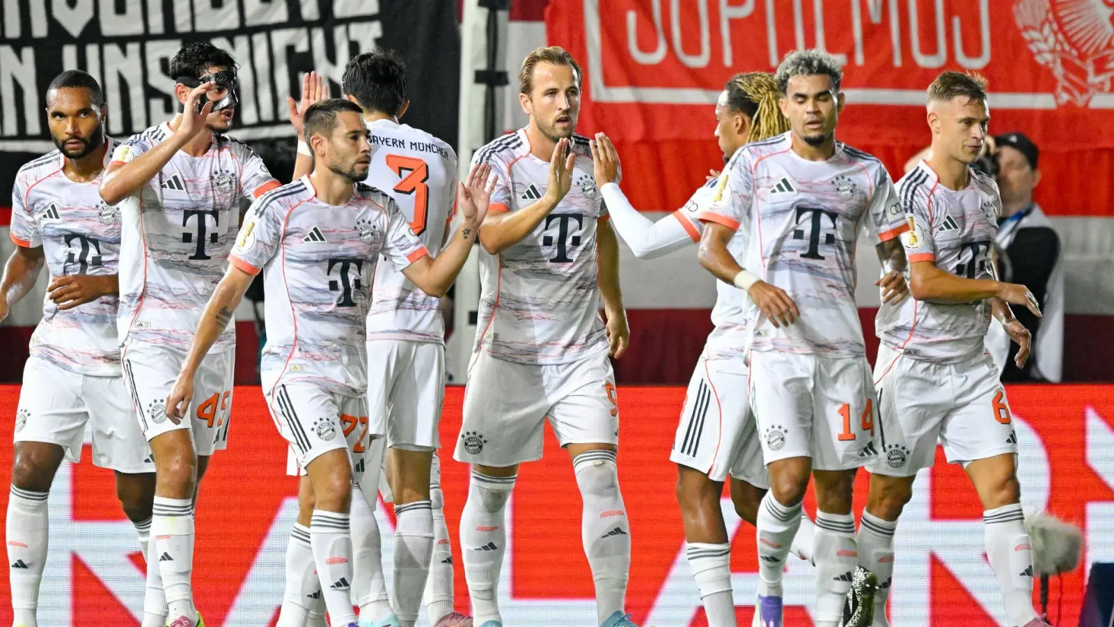 Harry Kane (M) und seine Münchner testen im Sommer beim SV Wehen Wiesbaden. (Archivbild) (Foto: Uwe Anspach/dpa)
