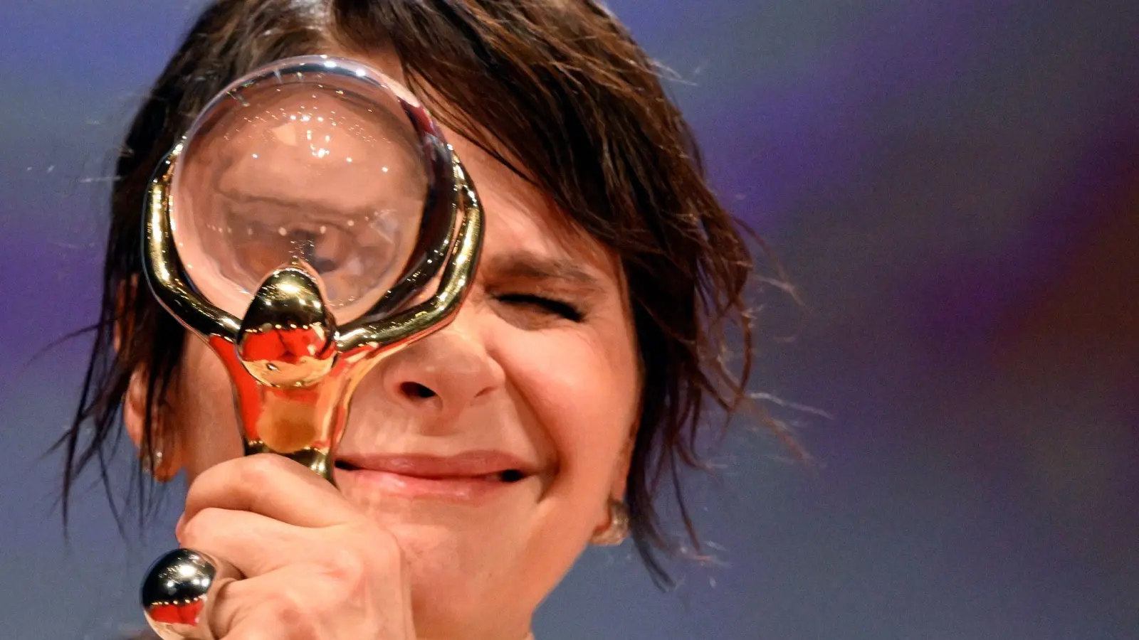 Die französische Schauspielerin Juliette Binoche erhielt einen Kristallglobus für ihr Lebenswerk. (Foto: Šulová Kateøina/CTK/dpa)