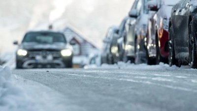 Den ganzen Tag über wird morgen vor plötzlich überfrierender Nässe gewarnt. (Foto: Daniel Vogl/dpa)