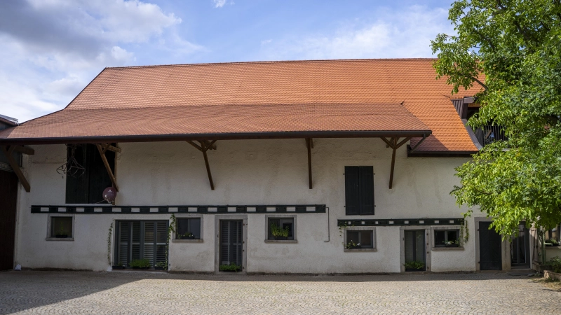 Das alte Wohnstallhaus wurde umgebaut zu einer Zahnarztpraxis und Wohnraum. (Foto: Bewegter Bick)