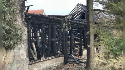 Ein Raub der Flammen wurde dieser Scheunenkomplex in Kloster Sulz. Benachbarte Gebäude konnte die Feuerwehr retten. (Foto: Gudrun Bayer)