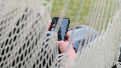 Viele Jugendliche bringen enorm viel Zeit vor ihrem Handy und in den sozialen Medien.  (Foto: Annette Riedl/dpa)