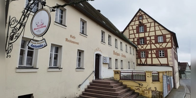 Der Umbau der alten Brauerei Hellein in der Merkendorfer Altstadt ist seit Jahren ein Thema. Nach dem Grundsatzbeschluss im Februar schreiten nun die Planungen weiter voran und im kommenden Jahr soll der Bau beginnen. (Foto: Robert Maurer)