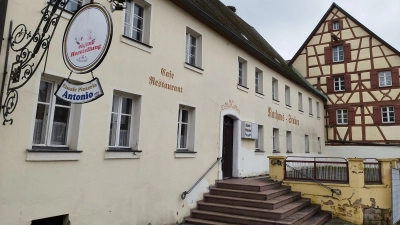Der Umbau der alten Brauerei Hellein in der Merkendorfer Altstadt ist seit Jahren ein Thema. Nach dem Grundsatzbeschluss im Februar schreiten nun die Planungen weiter voran und im kommenden Jahr soll der Bau beginnen. (Foto: Robert Maurer)