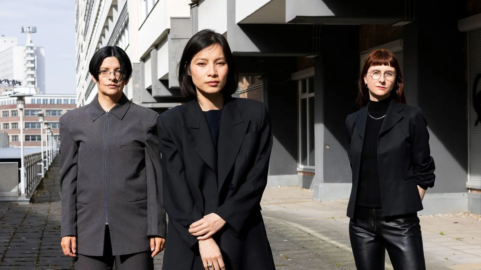 Von links nach rechts: die Künstlerinnen Henrike Naumann und Sung Tieu neben der Kuratorin Kathleen Reinhardt. (Foto: Victoria Tomaschko/Institut für Auslandsbeziehungen/dpa)
