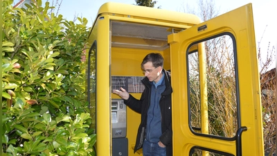 Jens Müller in seinem „zweiten Zuhause” – jener Telefonzelle, die in der Hecke seines Gartens für jedermann zugänglich ist.  (Foto: Lily Bertram)