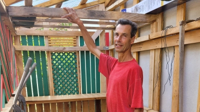 Walter Buckel im Innern seines Gartenhauses. Der Boden ist geschottert.  (Foto: Nina Daebel)