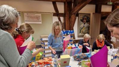 Damit alle Dinkelsbühler Mädchen und Buben, die an der Kinderzeche mitwirken, beschenkt werden können, ist jetzt das ehrenamtliche Team der Gucken-Packerinnen aktiv geworden. (Foto: Festspiel "Die Kinderzeche")