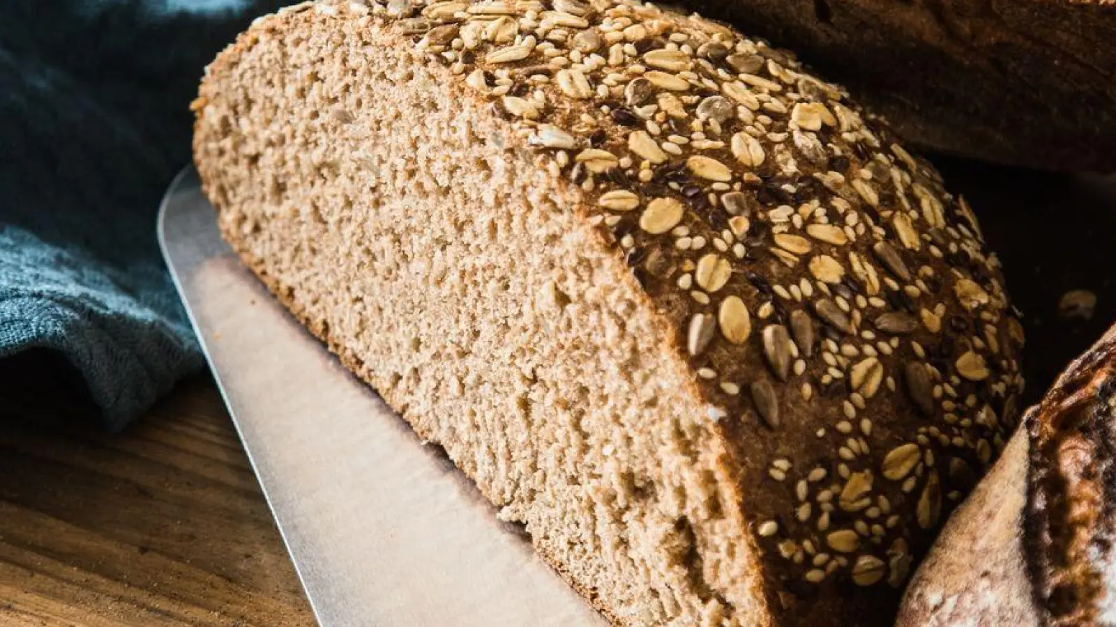 Hält länger satt als Weißbrot: Brot aus Vollkornmehl. (Foto: Christin Klose/dpa-tmn)