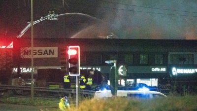 Feuerwehrleute löschen die Flammen am Einsatzort in der Severn Road in Treforest, Südwales. (Foto: Ben Birchall/PA Wire/dpa)