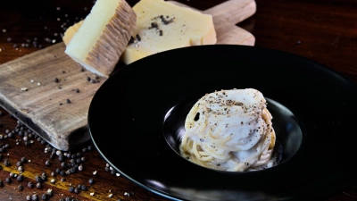 Die größte Hürde bei der Zubereitung des Pastagerichts Cacio e Pepe ist das Verklumpen des Käses. Ein Forschungsteam hat nun eine Methode entwickelt, um das zu verhindern. (Foto: Simone Frau/American Institute of Physics/dpa)