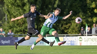 Vor über 800 Zuschauern brachte David Buckel (rechts) Burgoberbach mit 1:0 in Führung. Links der Herrieder Timo Seebauer. (Foto: Martin Rügner)