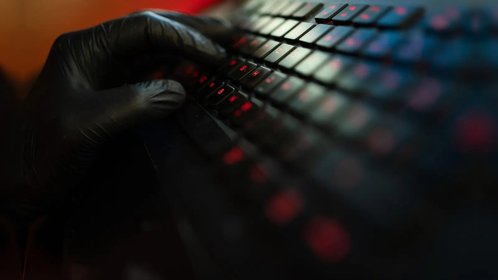 In einer konzertierten Aktion haben Strafverfolgungsbehörden und Microsoft einen globalen Cyberkriminalitätsdienst zerschlagen. (Symbolbild) (Foto: Nicolas Armer/dpa)