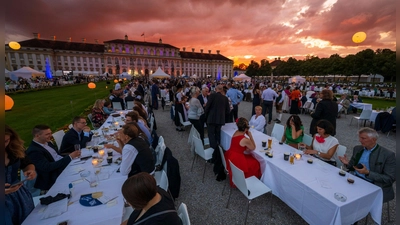 Jedes Jahr ist der Sommerempfang des Landtags auf Schloss Schleißheim ein Höhepunkt im bayerischen Veranstaltungskalender. (Archivbild) (Foto: Peter Kneffel/dpa)