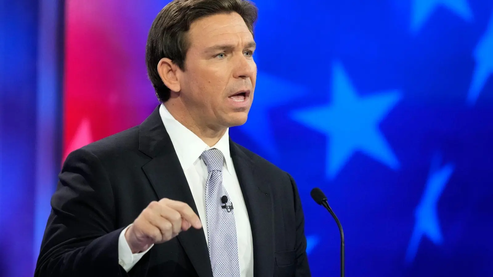 Ron DeSantis - derzeit Floridas Gouverneur - versuchte, sich in der Fernsehdebatte zu profilieren. (Foto: Rebecca Blackwell/AP)