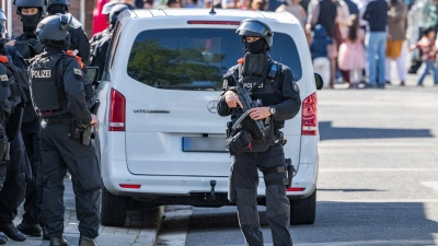 Mehrere Menschen sollen leicht verletzt worden sein. (Foto: Jan Ohmen/dpa)