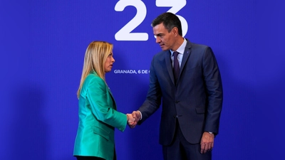 Italien hat die Grenzkontrollen zu Spanien wege der Ceuta-Migrationskrise verlängert. Madrid reagierte umgehend. (Foto: Manu Fernandez/AP/dpa)